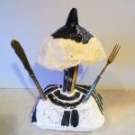 Holz, Eierkarton, Schafwolle, Silberbesteck