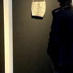 Betrachter vor Leonhards Arbeit