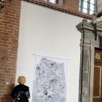 Zeichnung von Barbara E. Leonhard auf antikem Baunwolltuch, "Alles ist mit allem verbunden"