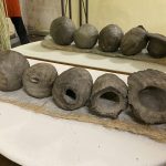 Pappmaché im Holzfeuer bearbeitet, hier präsentiert vor einem Spiegel